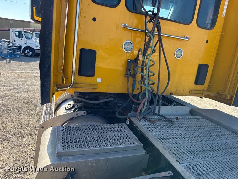 image for item EN0127 2017 Peterbilt MX-13 semi truck