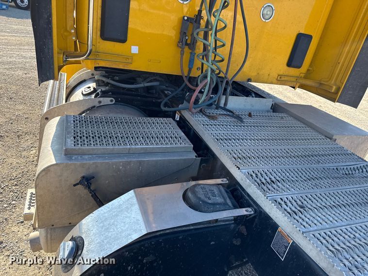 image for item EN0127 2017 Peterbilt MX-13 semi truck