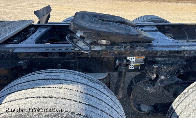 image for item EN0127 2017 Peterbilt MX-13 semi truck