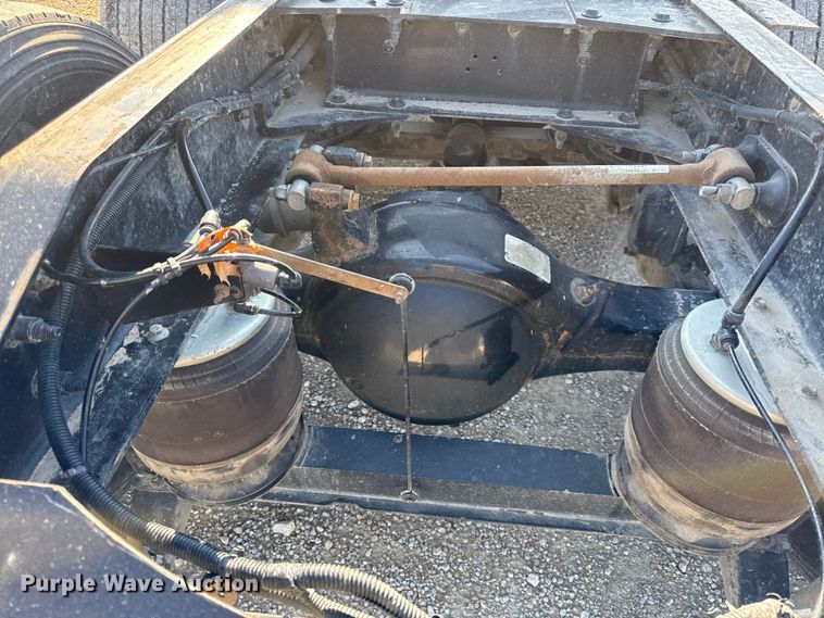 image for item EN0127 2017 Peterbilt MX-13 semi truck