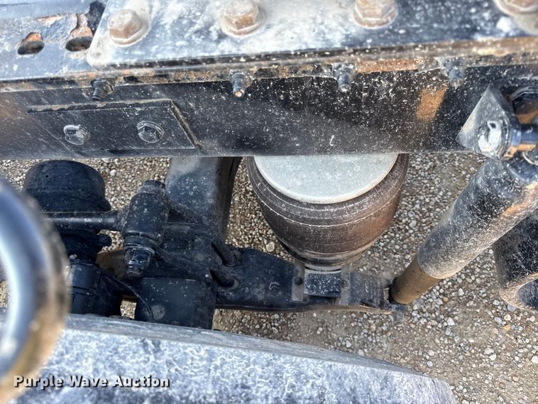 image for item EN0127 2017 Peterbilt MX-13 semi truck