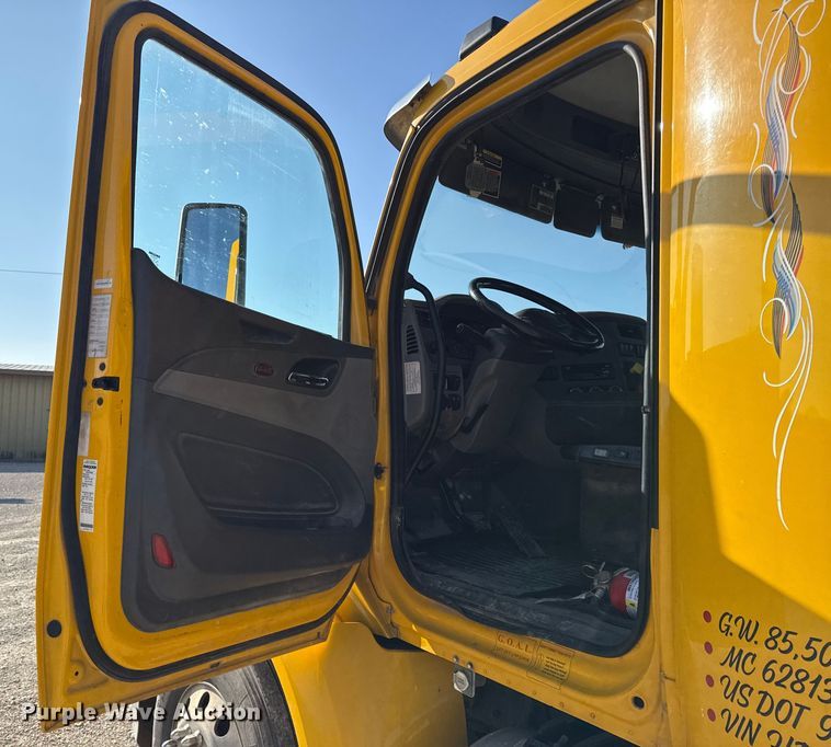 image for item EN0127 2017 Peterbilt MX-13 semi truck