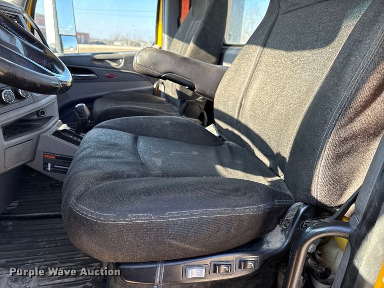 image for item EN0127 2017 Peterbilt MX-13 semi truck