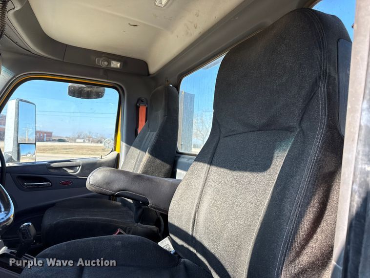 image for item EN0127 2017 Peterbilt MX-13 semi truck