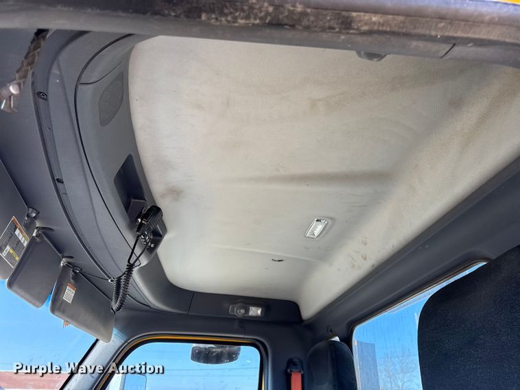 image for item EN0127 2017 Peterbilt MX-13 semi truck