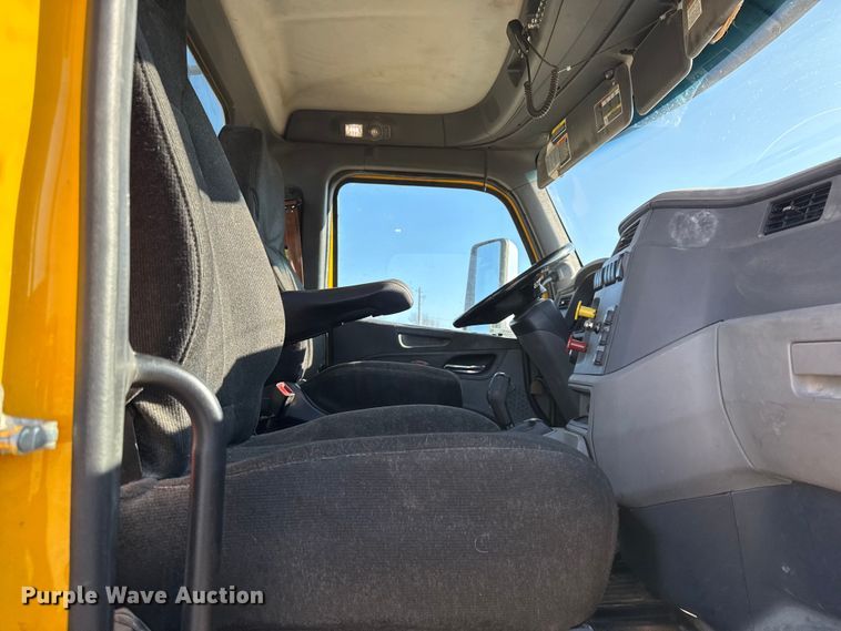 image for item EN0127 2017 Peterbilt MX-13 semi truck