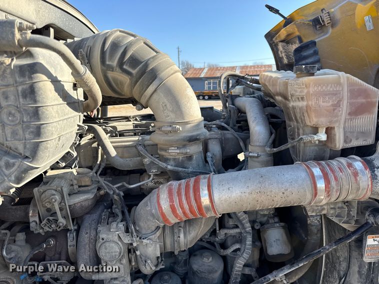 image for item EN0127 2017 Peterbilt MX-13 semi truck