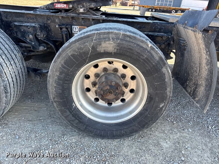 image for item EN0127 2017 Peterbilt MX-13 semi truck