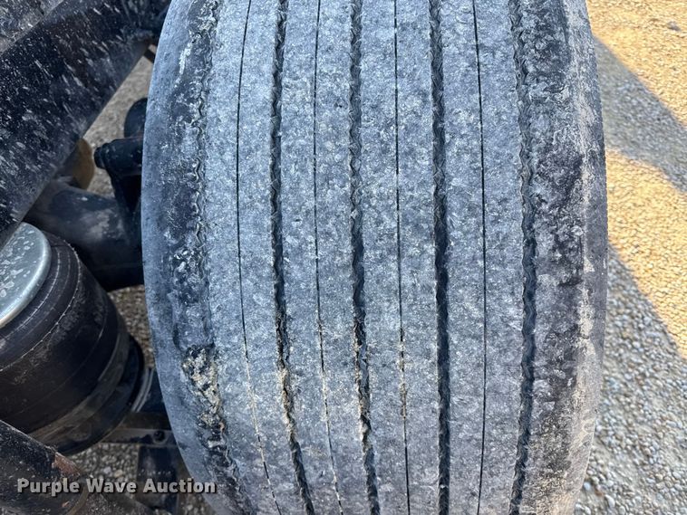 image for item EN0127 2017 Peterbilt MX-13 semi truck