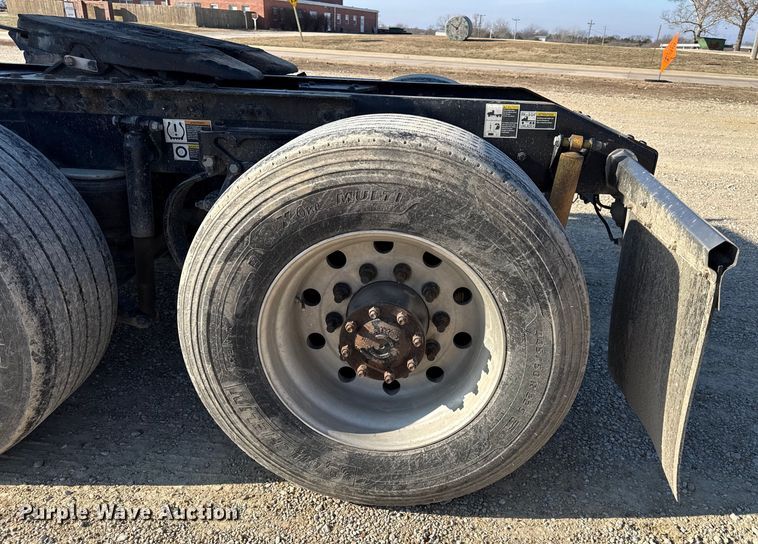 image for item EN0127 2017 Peterbilt MX-13 semi truck