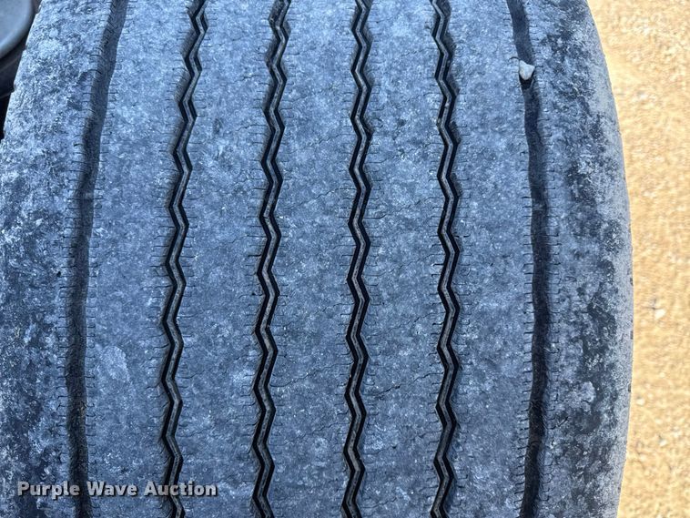 image for item EN0127 2017 Peterbilt MX-13 semi truck