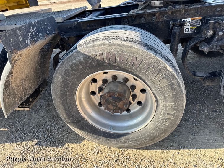 image for item EN0127 2017 Peterbilt MX-13 semi truck