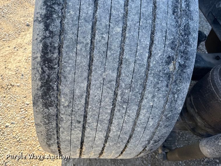 image for item EN0127 2017 Peterbilt MX-13 semi truck