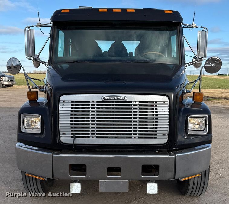 image for item EP2687 1999 Freightliner FL70 flatbed truck