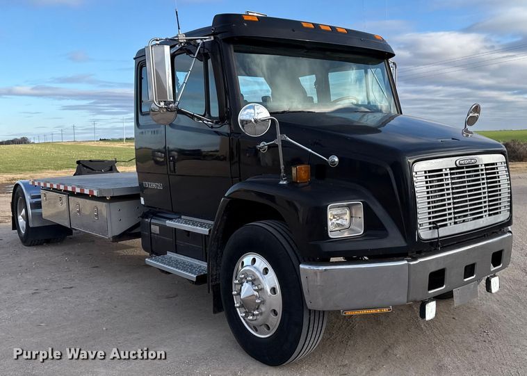 image for item EP2687 1999 Freightliner FL70 flatbed truck
