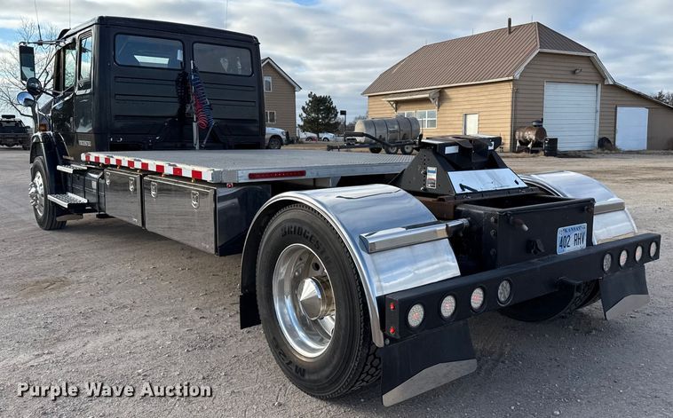 image for item EP2687 1999 Freightliner FL70 flatbed truck