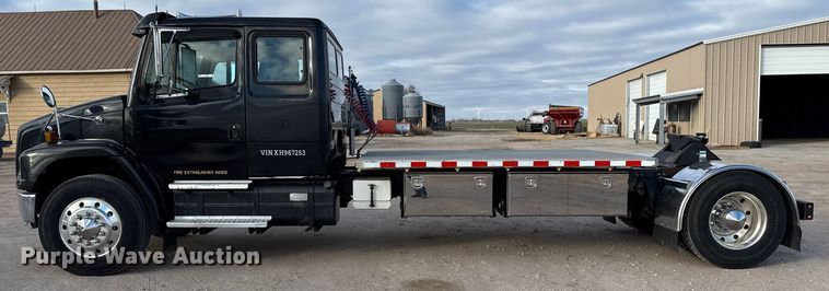 image for item EP2687 1999 Freightliner FL70 flatbed truck
