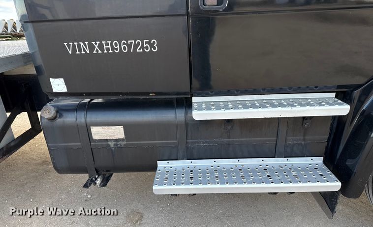 image for item EP2687 1999 Freightliner FL70 flatbed truck