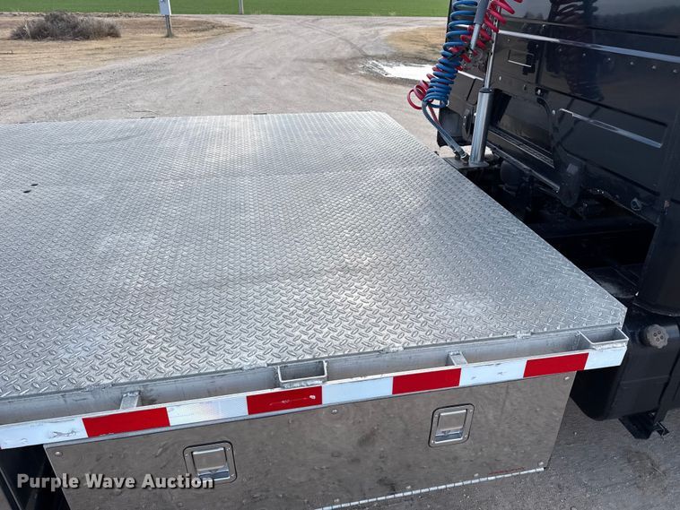 image for item EP2687 1999 Freightliner FL70 flatbed truck