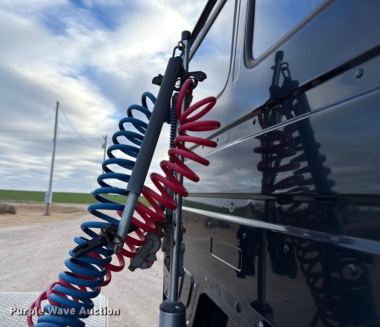 image for item EP2687 1999 Freightliner FL70 flatbed truck