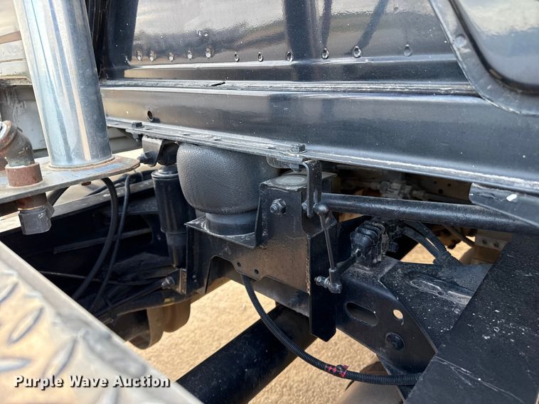 image for item EP2687 1999 Freightliner FL70 flatbed truck