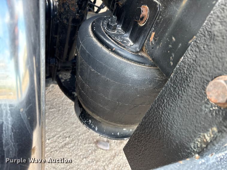 image for item EP2687 1999 Freightliner FL70 flatbed truck