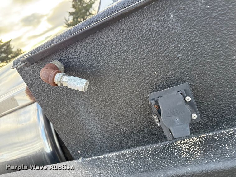 image for item EP2687 1999 Freightliner FL70 flatbed truck