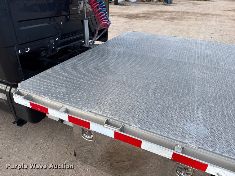 image for item EP2687 1999 Freightliner FL70 flatbed truck