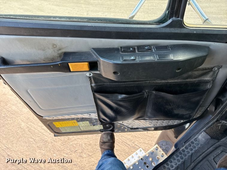 image for item EP2687 1999 Freightliner FL70 flatbed truck