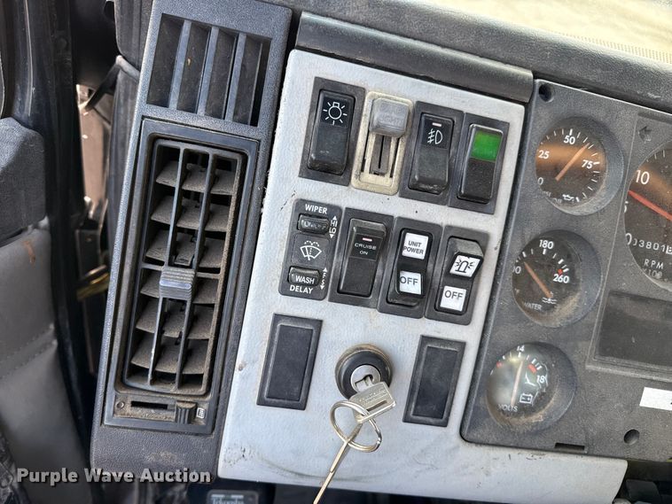 image for item EP2687 1999 Freightliner FL70 flatbed truck