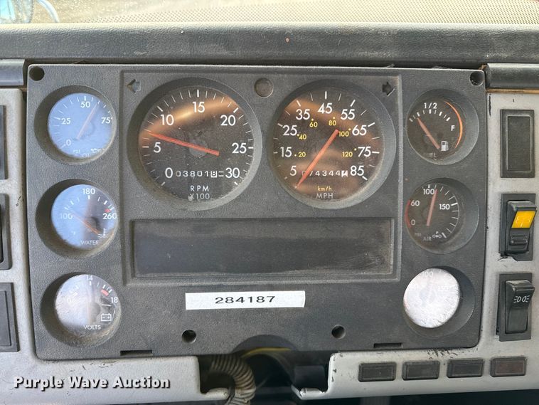 image for item EP2687 1999 Freightliner FL70 flatbed truck