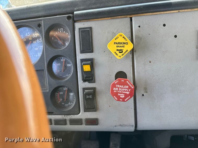 image for item EP2687 1999 Freightliner FL70 flatbed truck