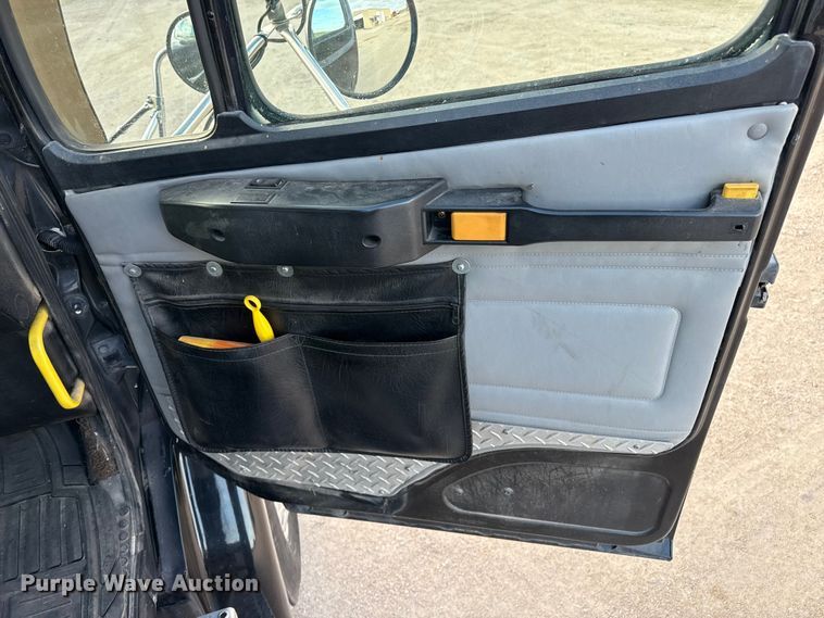 image for item EP2687 1999 Freightliner FL70 flatbed truck