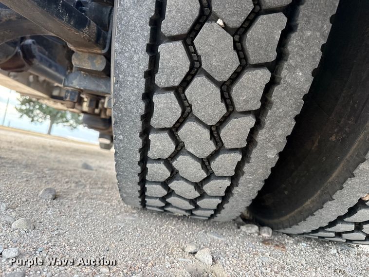 image for item EP2687 1999 Freightliner FL70 flatbed truck