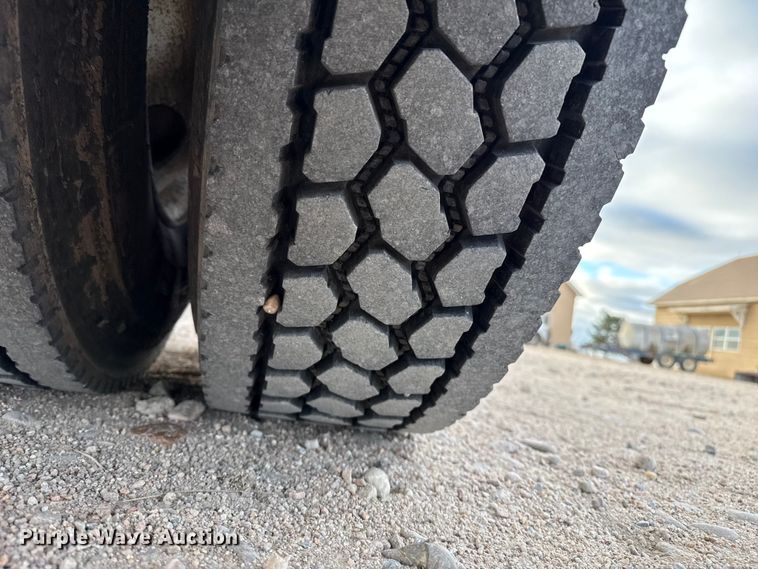 image for item EP2687 1999 Freightliner FL70 flatbed truck