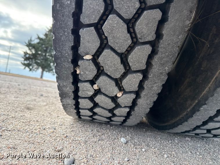 image for item EP2687 1999 Freightliner FL70 flatbed truck