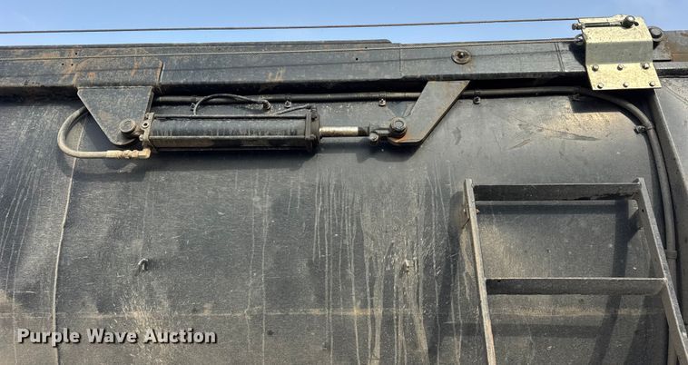image for item ER0337 2001 L &M Manufacturing end dump trailer