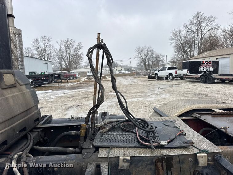 image for item ER0338 1984 Peterbilt 359 semi truck