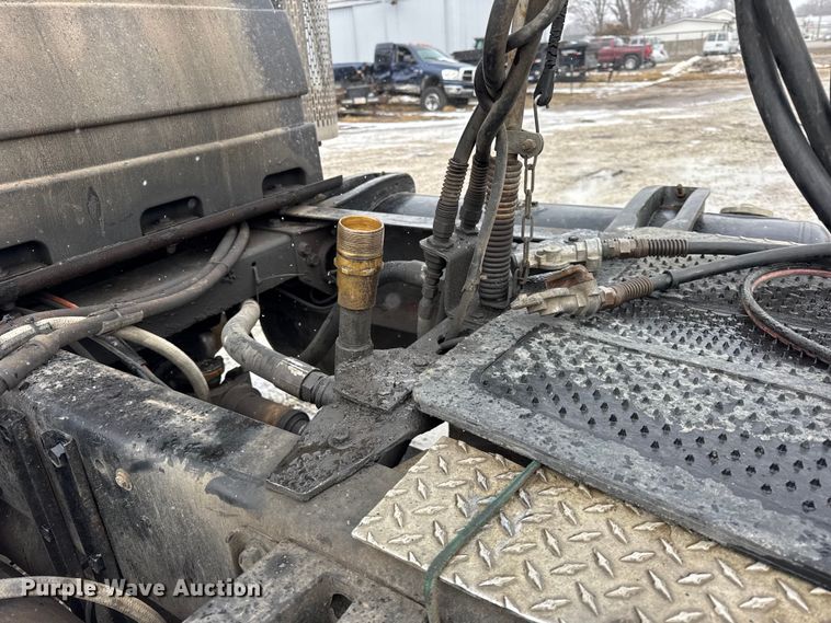 image for item ER0338 1984 Peterbilt 359 semi truck