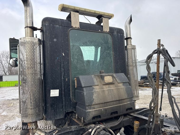 image for item ER0338 1984 Peterbilt 359 semi truck