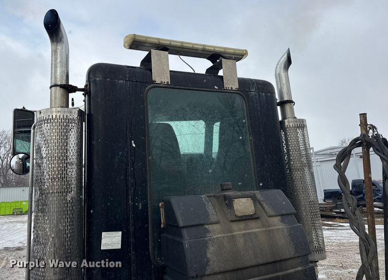 image for item ER0338 1984 Peterbilt 359 semi truck