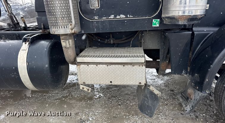 image for item ER0338 1984 Peterbilt 359 semi truck