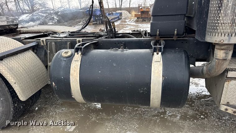 image for item ER0338 1984 Peterbilt 359 semi truck