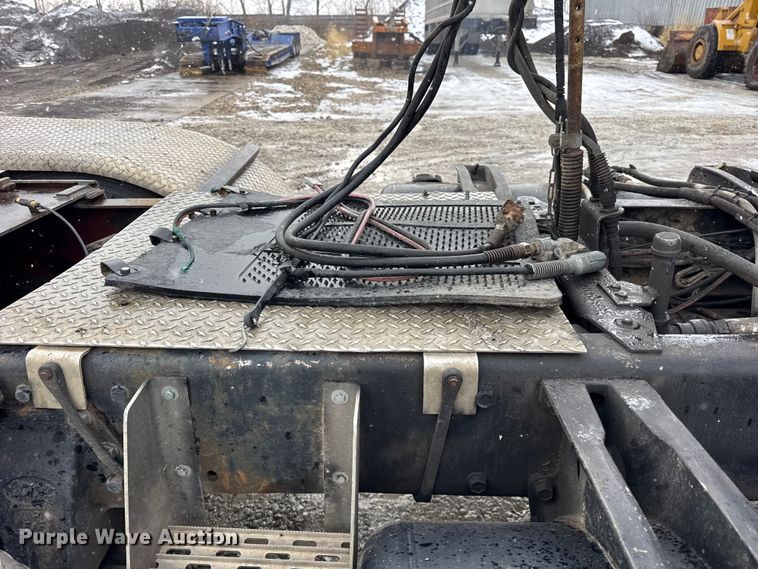 image for item ER0338 1984 Peterbilt 359 semi truck