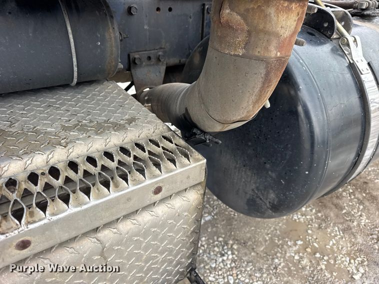 image for item ER0338 1984 Peterbilt 359 semi truck