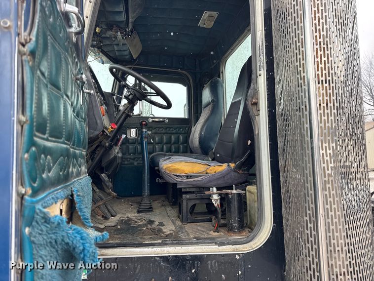 image for item ER0338 1984 Peterbilt 359 semi truck