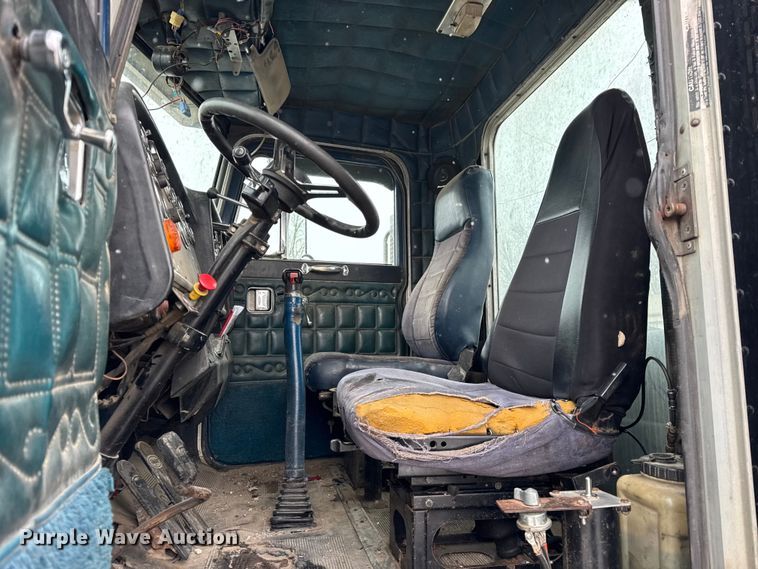 image for item ER0338 1984 Peterbilt 359 semi truck