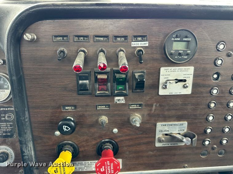 image for item ER0338 1984 Peterbilt 359 semi truck