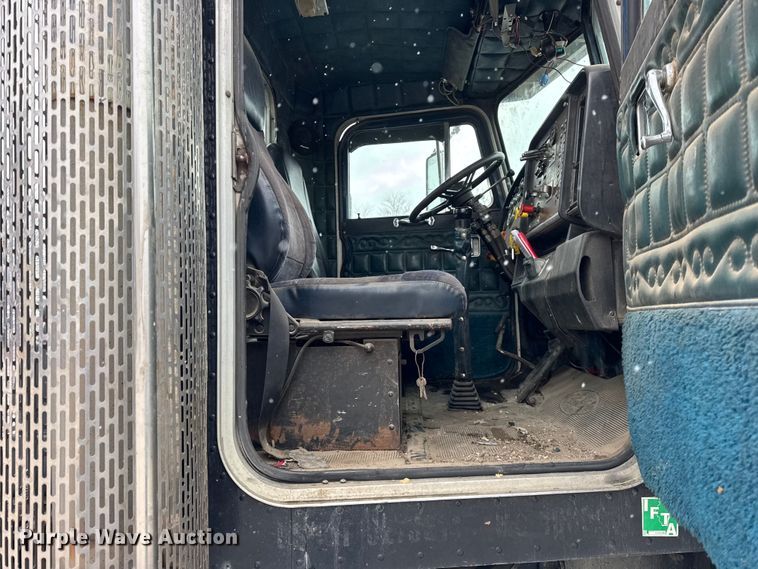 image for item ER0338 1984 Peterbilt 359 semi truck