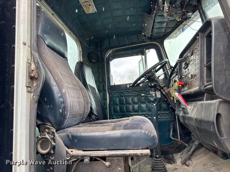 image for item ER0338 1984 Peterbilt 359 semi truck